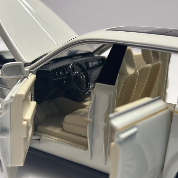 1:24 rolls royce cullinan mansory Diecast with LED HEADLIGHT AND TAILLIGHT WHITE - Picture 8 of 12